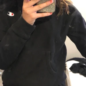 champion hoodie -  champion hoodie köpt för 60 dollar. knappt använd, storlek s men mer som en xs. köparen står för frakt 