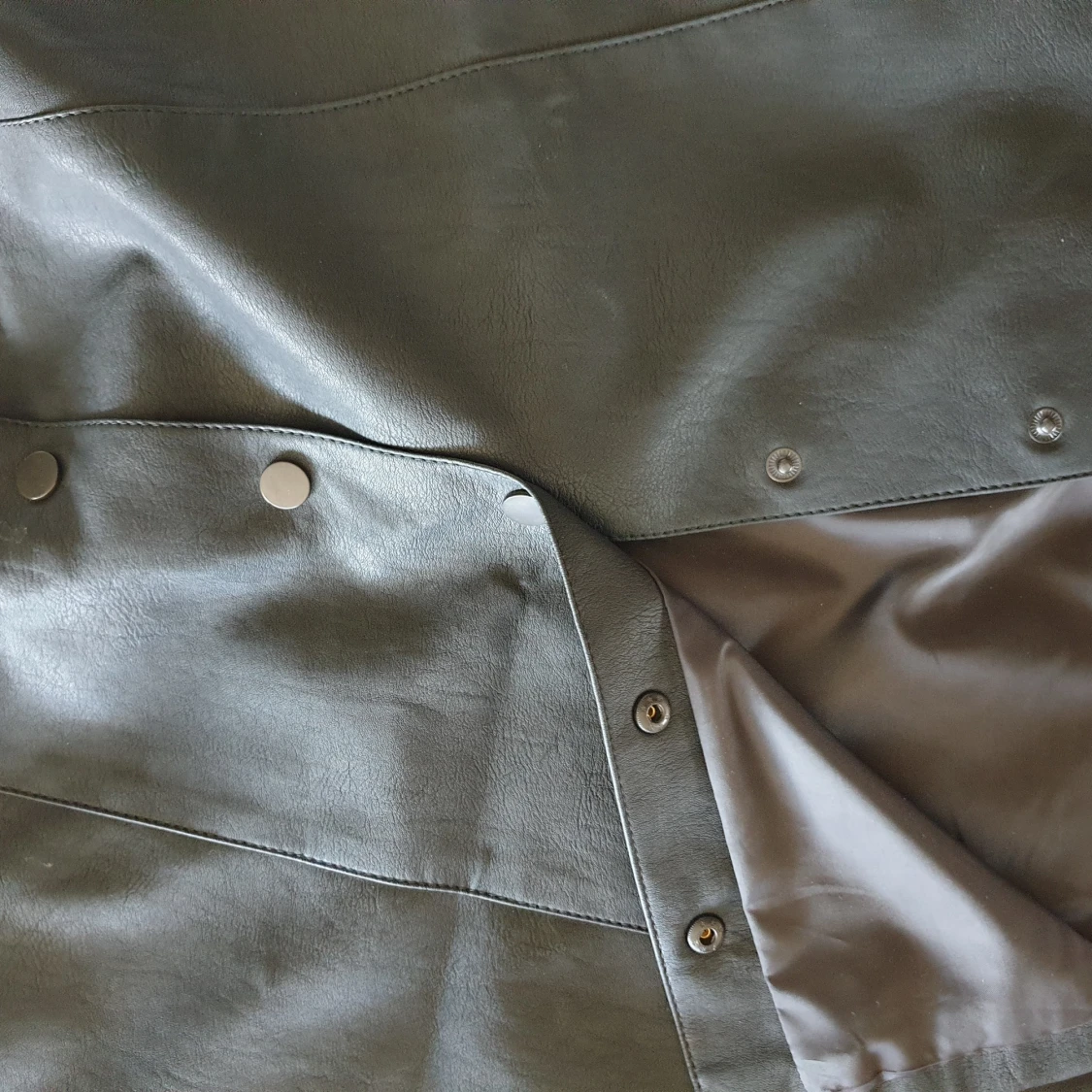 Läder kjol med knappar - 90