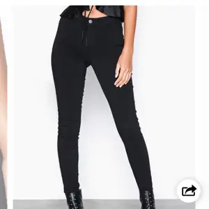 Svarta skinny jeans från Pieces som endast är använda 2 gånger XS nya kostar 229kr mitt pris 150+ frakt, riktigt kap