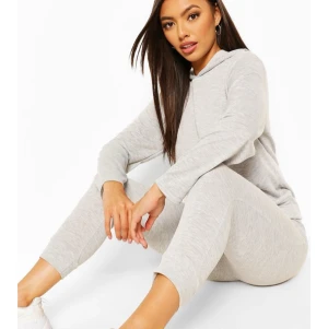 Ett as coolt det från boohoo helt nytt  - Nytt set från boohoo i gråt as fina men råkat beställa. Kläders plagen /plagget ligger i original förpackning då jag inte har öppnat det.Köparen står för frakten. Ansvarar inte för postens slarv.