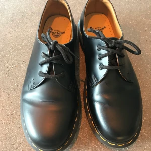 Dr.Martens låga, nyskick - Superfina nya låga docs! Har bara använt dessa en gång pga fel storlek. Ingen stålhätta. Skickas mot porto eller hämtas i Malmö. 