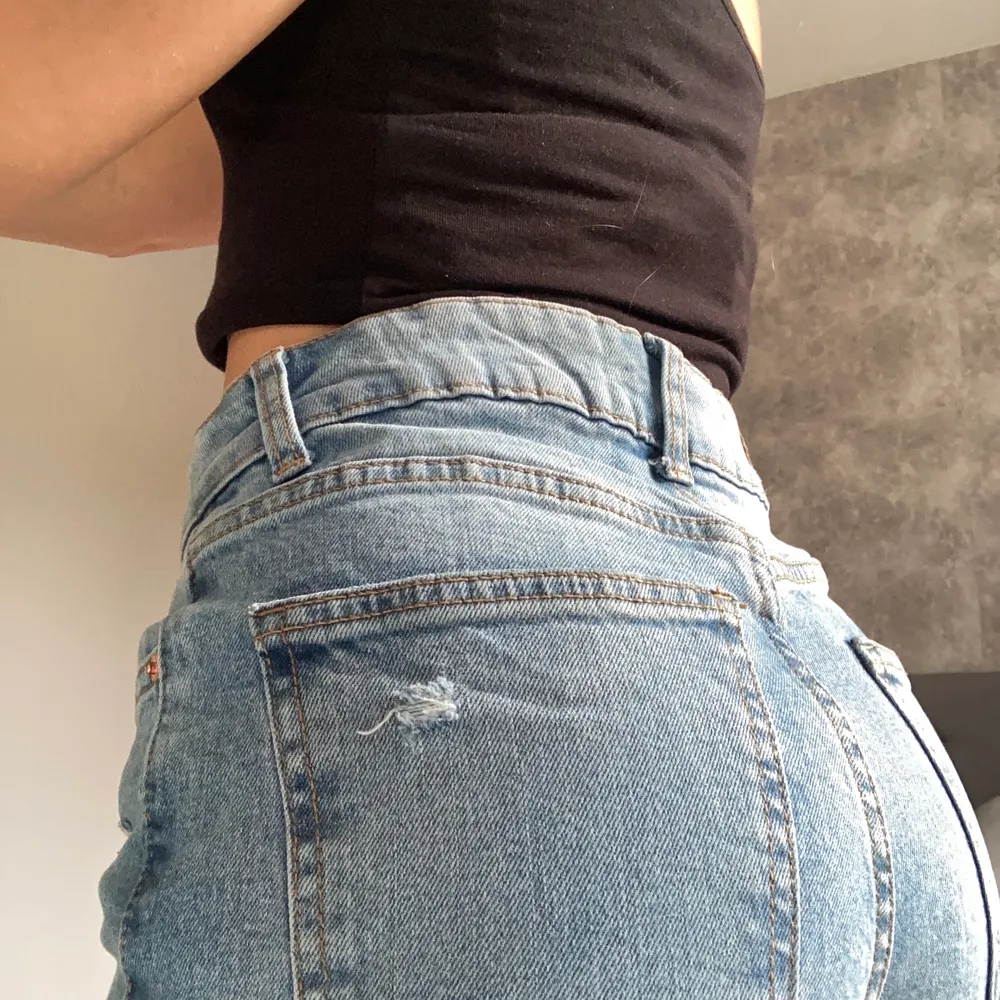 Slim jeans från Bershka i storlek 32. Knappt använda och i bra skick!🤩 Tveka inte vid frågor 😇 Köparen står för frakten (59kr). Jeans & Byxor.