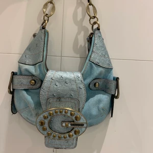 GUESS axelväska - Fin turkos Guess axelväska med kedjor :) Som ny inuti!! 