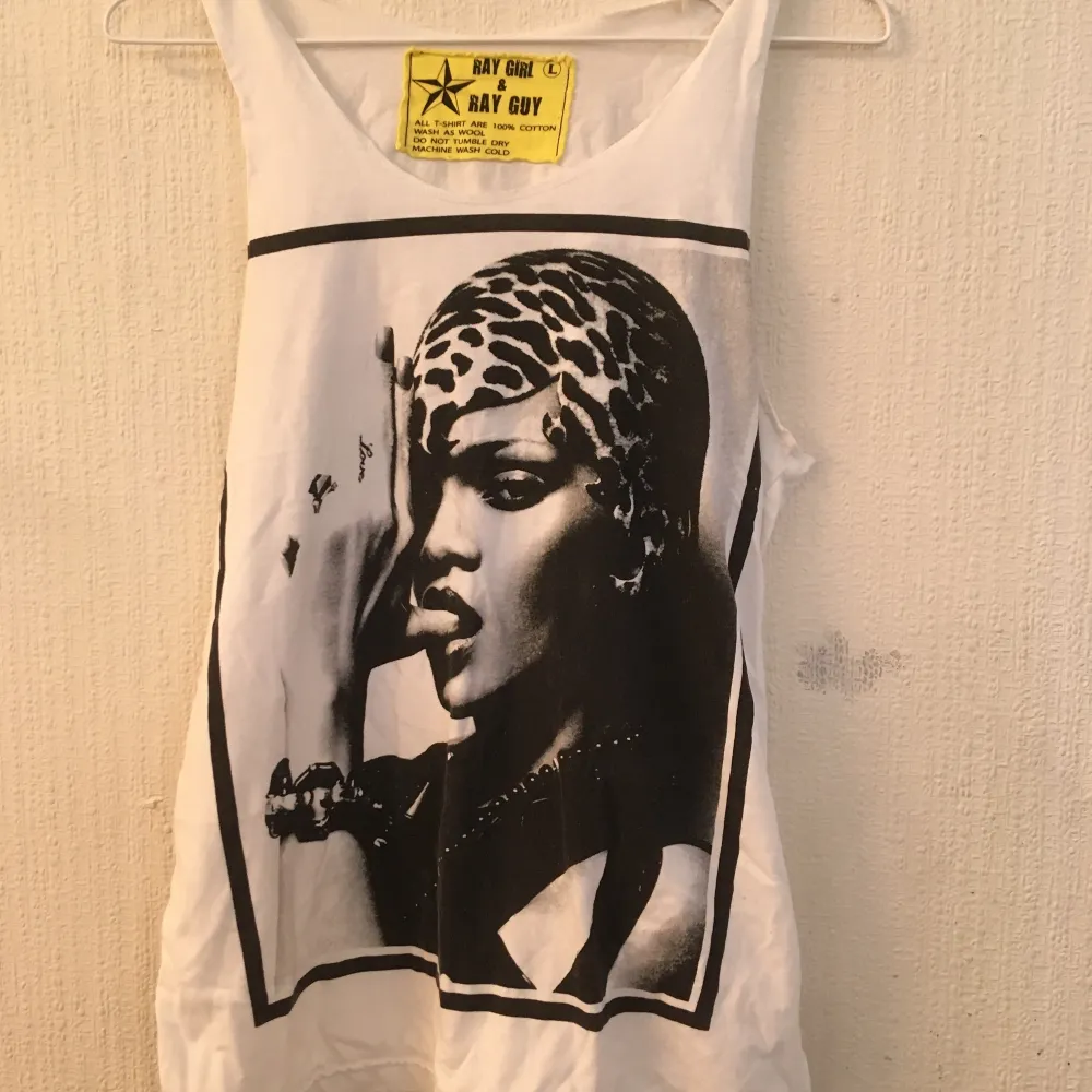 Cool Rihanna linne, strlk L. Säljer den för 30kr! Kan lämnas ut i Malmö annars tillkommer en fraktsumma❤️. Toppar.