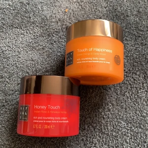 Body Cream från Rituals - Oanvända body Cream från rituals. Säljer pga att de inte kommer till användning. Ena har inte skyddet kvar på sig men den är inte använd heller, se bild. Köp en för 100 eller båda för 160. Frakt ingår 