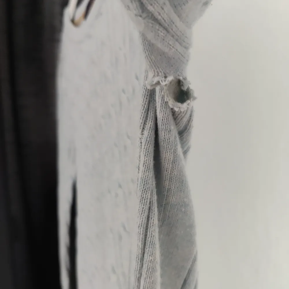 Ljusblå tröja från Morris i storlek xs. Sparsamt använd men har ett litet hål i armhålan som nog är lätt att laga. Köparen står för frakten!. Tröjor & Koftor.