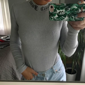 Body sixth june - Grå body från sixth june Paris, storlek S. Ribbad och köpt från Madlady. Knappt använd, nyskick. Priset är exklusive frakt, 63kr. 