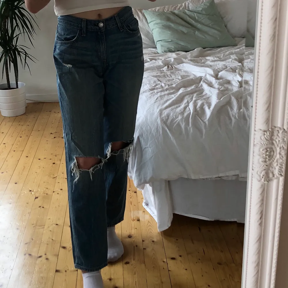 Boyfriend jeans från märket Rag & Bone! Supersköna och i bra skick. Jag är 165 cm. Storlek 27 men skulle säga att de är lite oversized i midjan 💘. Jeans & Byxor.