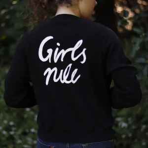 Girls Rule Jacka/Tjocktröja  - Tjocktröja med dragkedja, alt använt som vårjacka med texten GIRLS RULE på baksidan. Mjukt svart tyg. Finns i Malmö, swish går bra. Alt. Betalar köparen för fraktkostnaden. 