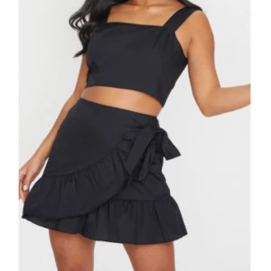 Oanvänd kjol  - Superfin kjol från PLT som man knyter själv runt midjan. Tyvärr vart den för kort för mig för min smak. Helt oanvänd enbart testat. Ligger med etiketter i förpackning. Kjolen är 40 cm lång. 150kr inkl frakt 🌸