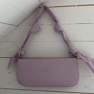 Lila 90-tals väska - En superfin axelväska från NAKD som är köpt i den fysiska butiken i stockholm. Aldrig använd. 66kr frakt ANSVARAR INTE FÖR POSTEN 💜💜