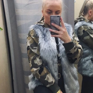 Fakepäls från Bershka - Grå fake päls från Berskha i strl M. Mjuk och fin, bara använd en gång! Nypris 400-400. Frakt tillkommer. 🧚‍♀️