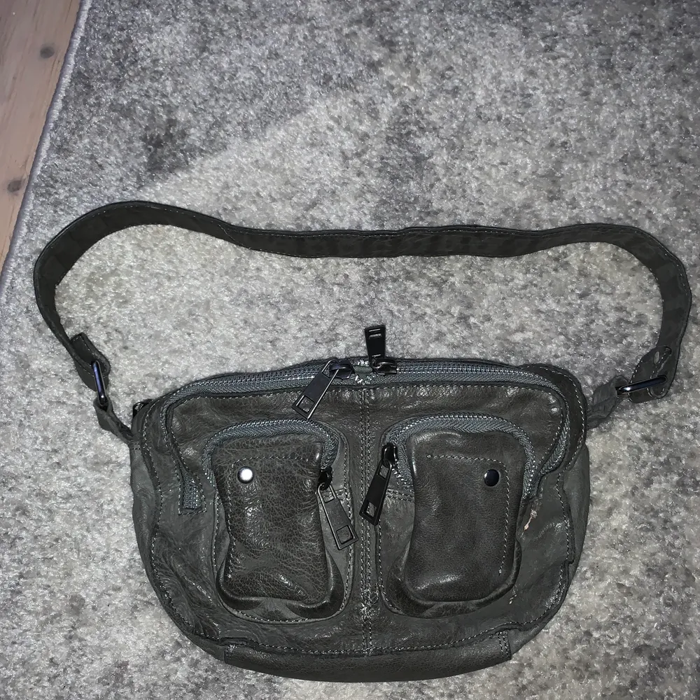 En jättefin och rymlig väska från Núnoo bags. Endast använd under sommaren 2019 och har bara legat efter det. Bud + frakt🦋 kan även mötas upp i Stockholm . Väskor.