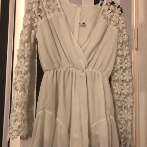 Jumpsuit - Jätte fin vit jumpsuit som liknar en klänning 