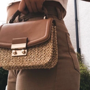 Väska✨ - Väska från HM, kan ha med eller utan bandet. 100kr + 79kr frakt✨💛