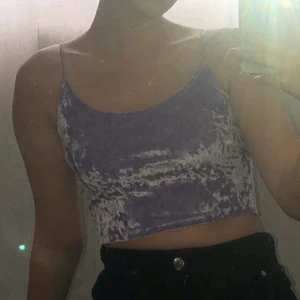Lila crop top - Perfekt skick, endast testad. Materialet velvet/sammet och storlek xs men passar även s