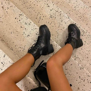  - Säljer ett par boots i krokodilimitation från Boohoo.com i strl. 37  Kan mötas upp i åstorp alternativt frakta.