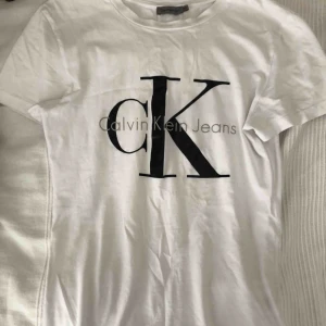  - Vit Ck T-shirt med svart tryck, använd ett par gånger men fortfarande i bra skick, (den är äkta)
