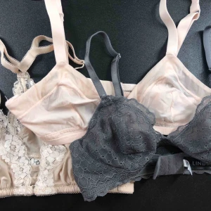  - Säljer 3 snygga toppar från Lindex och HM. Alla är i mycket bra skick! Kan köpas ihop för 100kr eller separat för 50kr!  Lindex:  Grå - 70A  Hm:  Beige - XS Rosa - XS  Köparen står för frakt! 💛