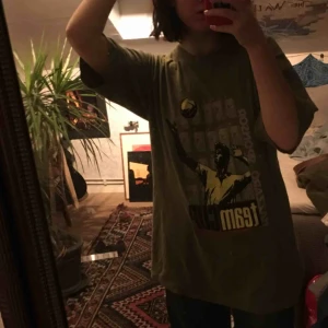  - Snygg oversized t-shirt med tryck!! Syns inte så bra på bilderna men den är olivgrön 