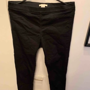  - Jeansleggings i svart!