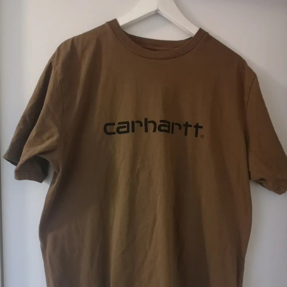 Brun Carhart t-shirt, passar snyggt oversized på S-M. T-shirts.