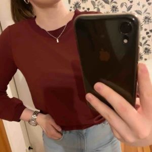  - Fin vinröd blus från Stockholm LM. Använd max 3 gånger och därav i jättebra skick. Kan mötas upp i Växjö annars står köparen för frakt 💖