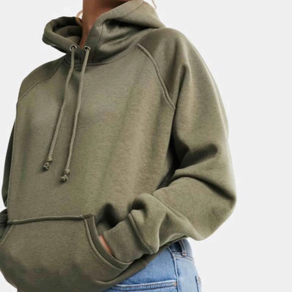 Säljer min militärgröna bikbok hoodie, använd ett fåtal gånger💗 Hör av dig om du undrar över något💗. Hoodies.