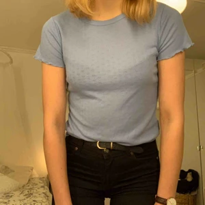  - Småblommig blå t-shirt med söta detaljer. Delar på fraktkostnad. 💙💙