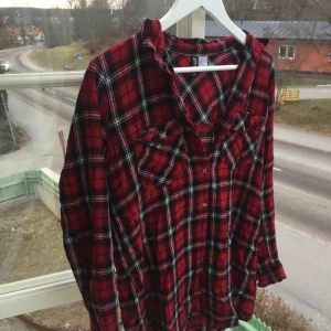 Flanellskjorta - Så fin flanellskjorta! Skitsnygg att ha oversized eller knyta runt midjan. Helt i nyskick! Skriv för bilder på eller frågor :)