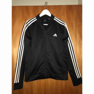  - Adidaströja med zip   Gott skick  40kr frakt eller mötas upp (efter bestämd affär)
