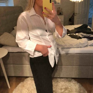  - Jättefin skjorta från NAKD. Figursydd i midjan och vida lite kortare ärmar. Använt den Max 2 gånger så i super fint skick. (Skjortan är inte strykt på bilden därav väldigt skrynklig). Köpt för 349.