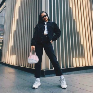  - Svarta högmidjade jeans, croppade nedtill. Vintage look i tyget, de sitter riktigt snyggt och passar till i princip vad som helst