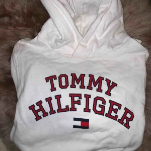  - Jättefin huvtröjor från tommy hilfiger i strl S, köpt på kidsbrandstore. 