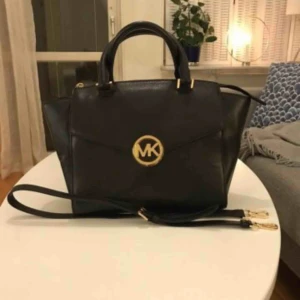  - Äkta Michael kors väska , i jättefin skick .