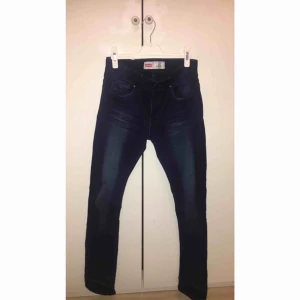  - Snygga jeans i skönt material för pojkar, det står ingen storlek utan endast 14, så jag antar att det är för pojkar runt den åldern. Jättefina i skicket. Köparen står för frakten❤️