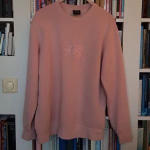 - Rosa oversized Stussy sweatshirt, bra skick litet märke på bröstet knappt synligt.