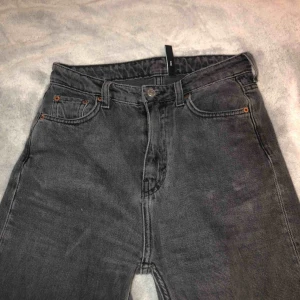  - Gråa Weekday jeans i modellen Ace. Sparsamt använd! 
