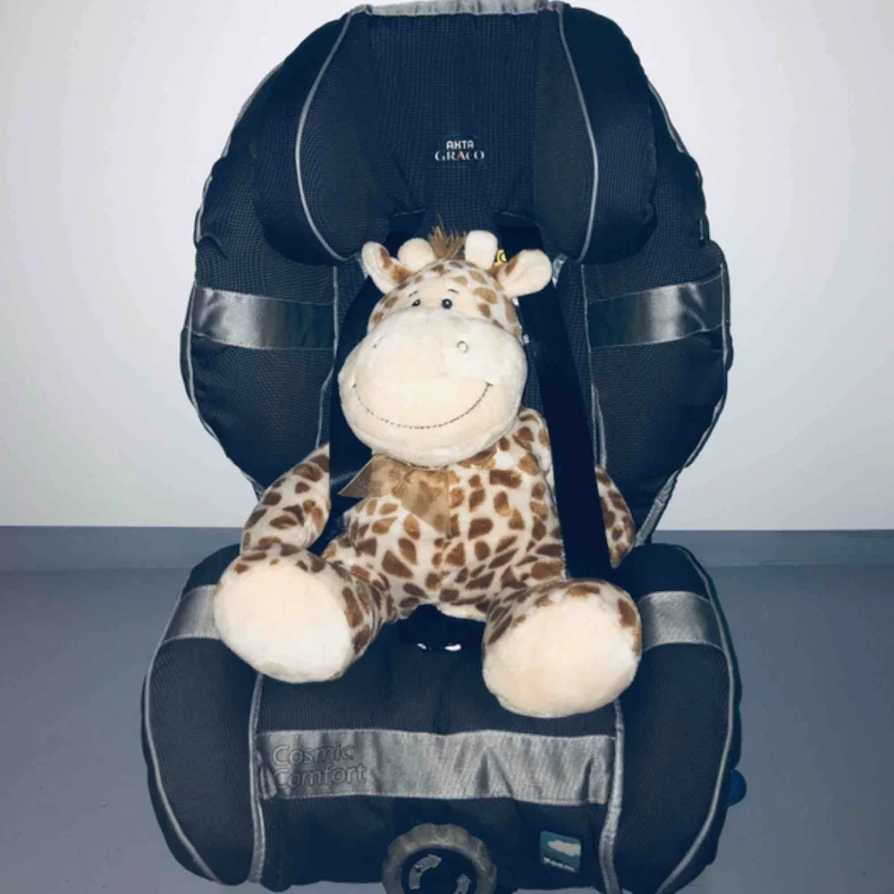 Graco Bältesstol Affix Stargazer är en praktisk och säker bilstol för barn. Det höga ryggstödet samt de kraftiga sidostöden ger komplett stöd.   Färg: Svart.. Övrigt.