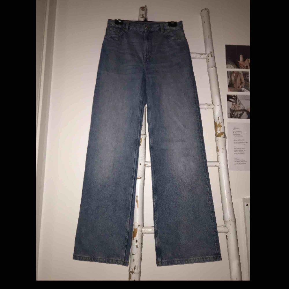 Super snygga jeans ifrån monki i modellen ”Yoko mid blue”. Använda endast en gång så dom är i super bra skick. Skriv för tydligare bilder (frakt, längd m.m)🥰. Jeans & Byxor.
