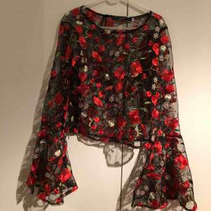 Fin mesh tröja med blommigt mönster