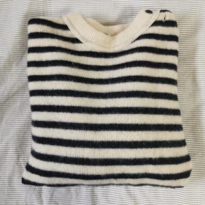  - pure wool. världens finaste och gosigaste ull jumper! tillverkad i frankrike och köpt på en vintage butik i london! passar alla storleker beroende på hur du vill att den ska sitta. 