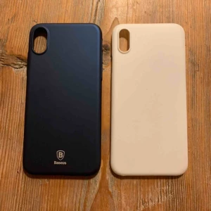  - Två stycken iPhone X skal, ett i blått och ett i vitt. De är i mycket bra skick! Vi kan dela på frakten eller mötas upp.