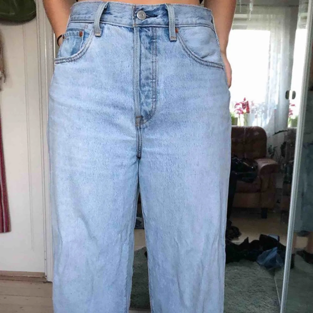 Levis jeans som är jättefina men lite för korta kör mig som är 170🥰. Jeans & Byxor.