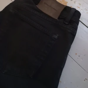  - Ett par jätte fina svarta mom jeans ifrån calvin klein som tyvärr är förstora för mig. Jag vet inte riktigt vilken storlek det är skulle säga kanske L KANSKE M om man vill ha dem lite stora med ett skärp men är inte säker. Köparen står för frakten❤️