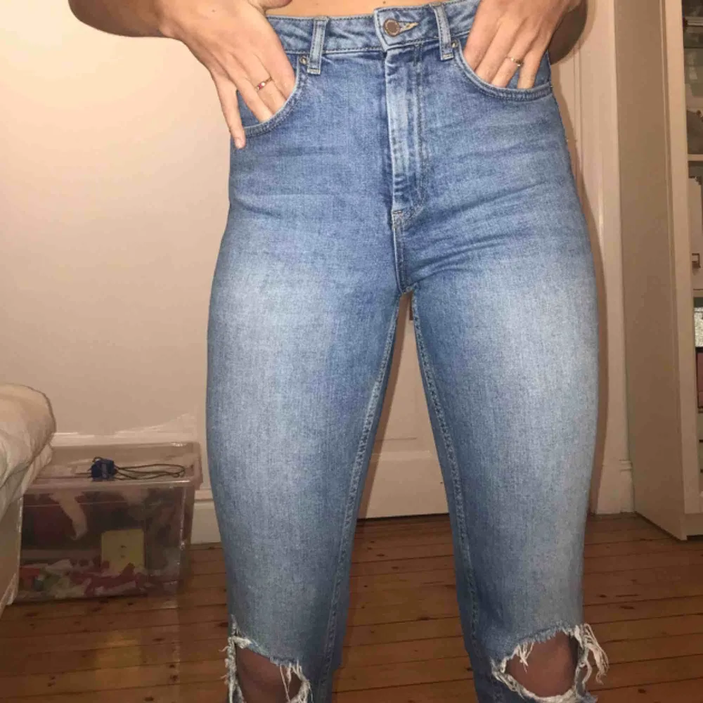 Snygga jeans från Gina tricot i fint skick. . Jeans & Byxor.