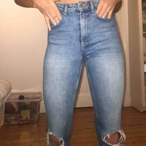  - Snygga jeans från Gina tricot i fint skick. 
