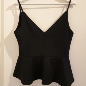  - Top från BikBok med djup rygg. Använd en gång. Frakt tillkommer! 