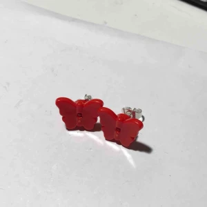  - Lego fjärils-örhängen handgjorda av mig! Frakten ligger på 11kr, annars kan jag mötas upp i Stockholm :)