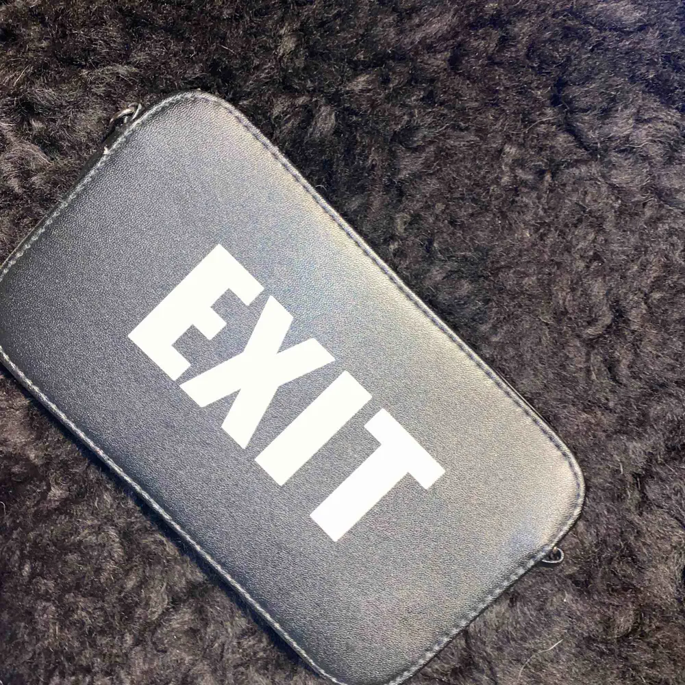Väska med texten ”Exit”. Väskor.